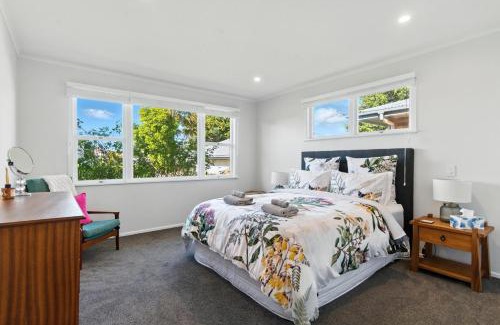 Otumoetai House | Retro Retreat with Outdoor Oasis