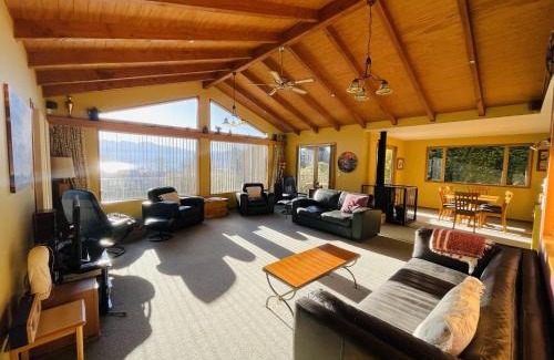 Wanaka House | Retro Ski Lodge - Wanaka Holiday Home