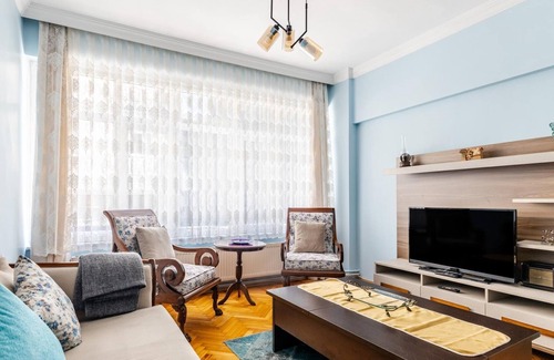 Kadikoy Apartment | Retro Spacious Furnished Flat Near Kadikoy Marmaray