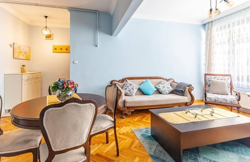 Kadikoy Apartment | Retro Spacious Furnished Flat Near Kadikoy Marmaray