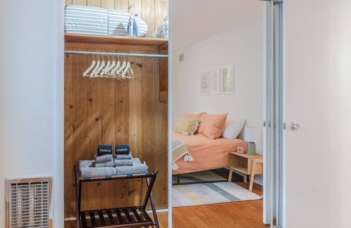 Lake Cherokee Apartment | RetrO*spect - Nostalgic & Fun- 5 Mins to Downtown