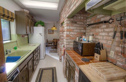 Montgomery Estates House | Retro Vibe- Forest is your backyard (COH0854)