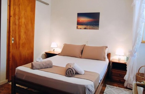Gaios House | Retro Wooden House Gaios
