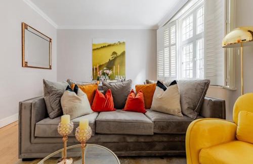 Soho Apartment | Revamped & LuxXe for Covent Garden Lovers! Adorable City Home for Families & Friends