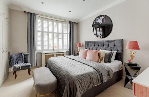 Soho Apartment | Revamped & LuxXe for Covent Garden Lovers! Adorable City Home for Families & Friends