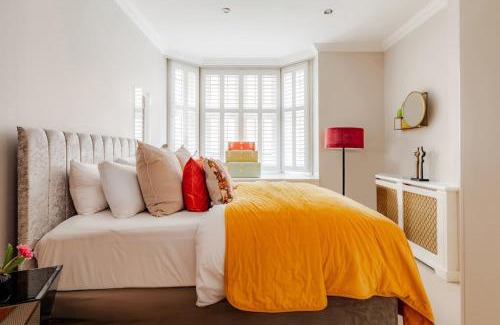 Soho Apartment | Revamped & LuxXe for Covent Garden Lovers! Adorable City Home for Families & Friends