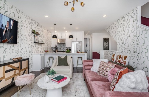 Katie Hill Neighborhood House | Revival-Rooftop Deck/Hot Tub- Mins to Broadway