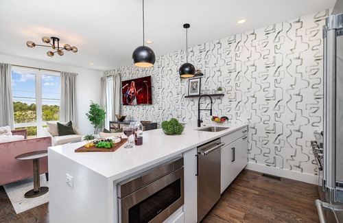 Katie Hill Neighborhood House | Revival-Rooftop Deck/Hot Tub- Mins to Broadway