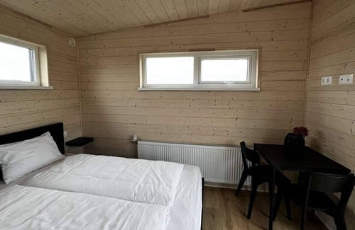 City Center Cabin | REY Stays. Queen Studio