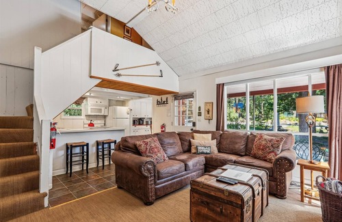 Pineland House | Reynold's Charming West Shore Cabin