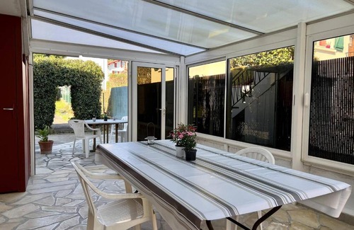 Cambo-les-Bains Apartment | Rez-de-jardin rénové avec terrasse à Cambo-les-Bains, T1 Bis pour 2 personnes, équipé et lumineux - FR-1-495-93