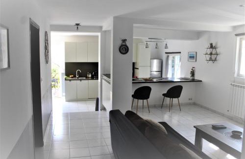 Montaleigne House | Rez de villa avec beau jardin et belle vue