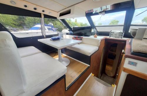 Runnymede Boat Rental | Rhapsody in Blue