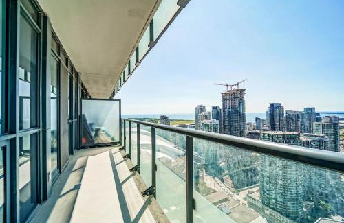 Toronto Entertainment District Apartment | RHD Luxury Condos-Downtown, CN Tower, Metro Toronto Convention Centre, Rogers Centre, Free Parking