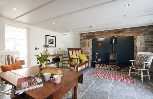 Laugharne House | Rhif Un , Premium cottage with Log burner & Enclosed garden