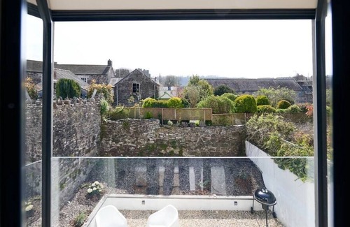 Laugharne House | Rhif Un , Premium cottage with Log burner & Enclosed garden
