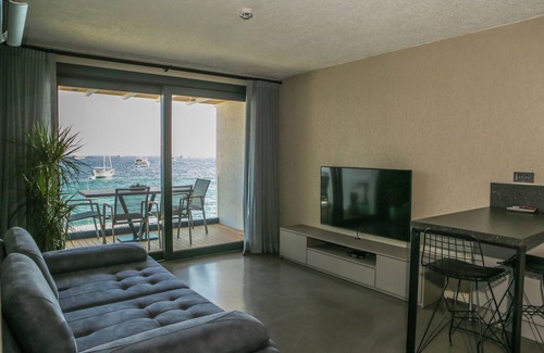 Bodrum City Center Apartment | Rhino Suite-Direct on Beach-Heartbeat-at city center-Surfer Caravan Gastro Pub