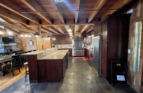 Ten Mile House | Rhinostar Lakeside Retreat