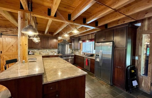 Ten Mile House | Rhinostar Lakeside Retreat