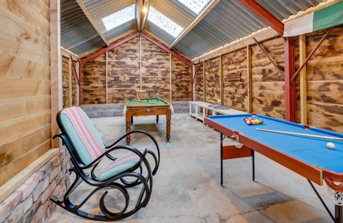 Garn Fadryn House | Rhiwal - Four Bedroom House, Sleeps 8