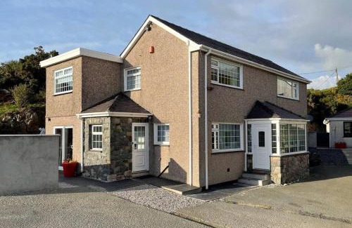 Llanddeiniolen House | Rhoslan. Boutique style farmhouse in Snowdonia