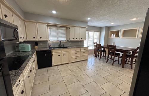 Lubbock House | Rhythm Of Life Lodge - Spacious Accommodation to Gather at A Great Price!