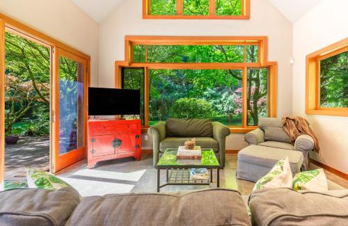 Langley House | Rhythm Waters by AvantStay Garden Paradise Pond