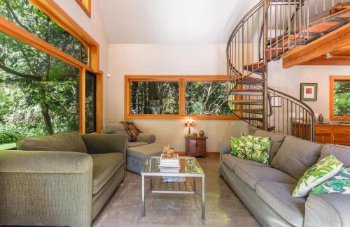 Langley House | Rhythm Waters by AvantStay Garden Paradise Pond