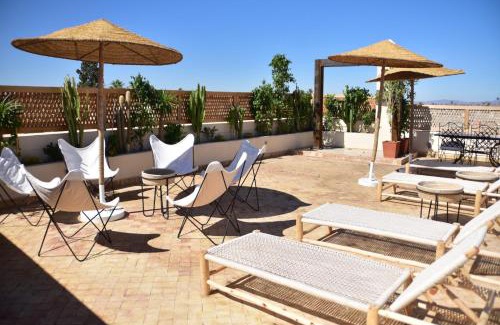 Bab Taghzout House | Riad Emberiza Sahari