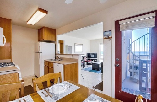 Mission Beach Condo | Rich`s Boardwalk Bungalow: rooftop deck+on beach!