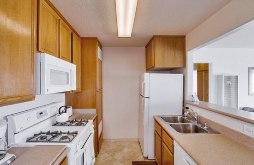 Mission Beach Condo | Rich`s Boardwalk Bungalow: rooftop deck+on beach!