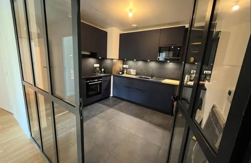 Arsenal Apartment | Richard Lenoir 8 people facing Metro Clim 1 fully-equipped elevator.