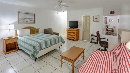 Hollywood Lakes Hotel | Richard's Motel Studios