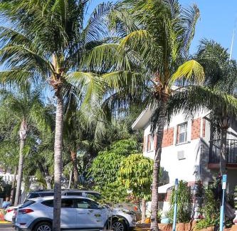 Hollywood Lakes Hotel | Richard's Motel Studios