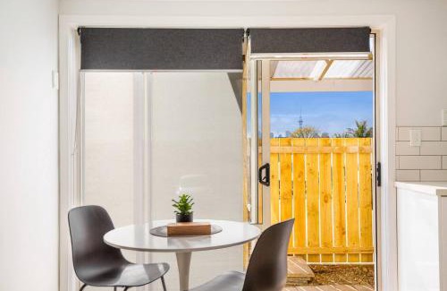 Grey Lynn House | Riches Stay and Sleep Unit with Wi-Fi and Parking