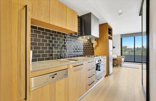 Richmond North Apartment | Richmond Heritage Executive Apt for 2 w parking