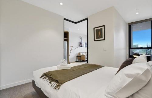 Richmond North Apartment | Richmond Heritage Executive Apt for 2 w parking