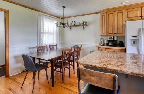 Richmond House | Richmond Ranch w/Hot Tub by Evergreen Home