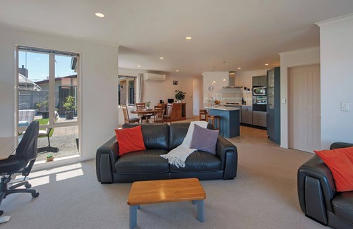 Richmond House | Richmond Serenity - You Serene Retreat with Sun-kissed Hillside Views