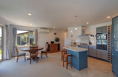 Richmond House | Richmond Serenity - You Serene Retreat with Sun-kissed Hillside Views