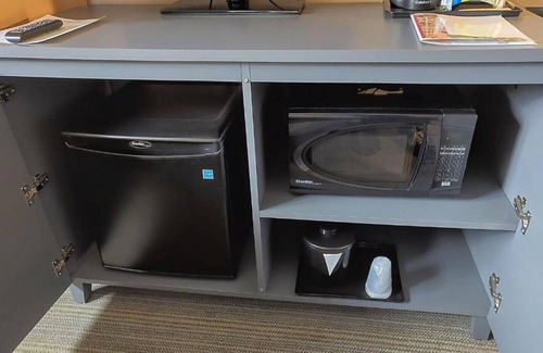 SeaTac House | Ride the free SEA airport shuttle to our hotel in Seattle