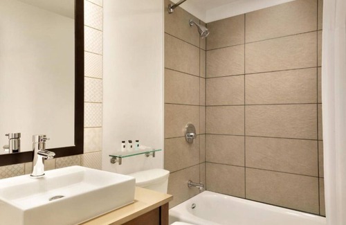 SeaTac House | Ride the free SEA airport shuttle to our hotel in Seattle