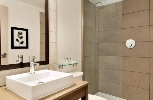 SeaTac House | Ride the free SEA airport shuttle to our hotel in Seattle