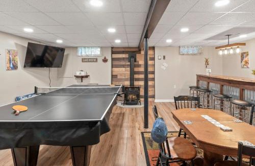 Briar Crest Woods House | Ridge Retreat by AvantStay Game Room Covered Porch Fire Pit