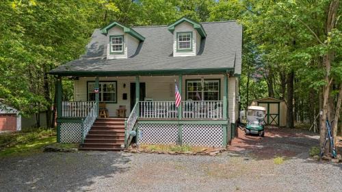 Briar Crest Woods House | Ridge Retreat by AvantStay Game Room Covered Porch Fire Pit