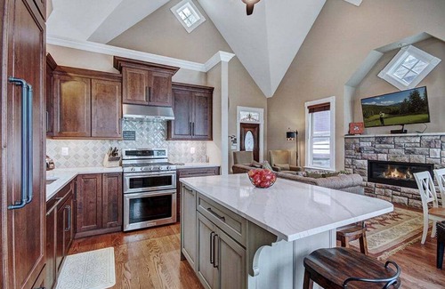 Historic District House | Ridge Street Lookout-Historic District Victorian-Outstanding Views–Hot Tub-Great Deck.