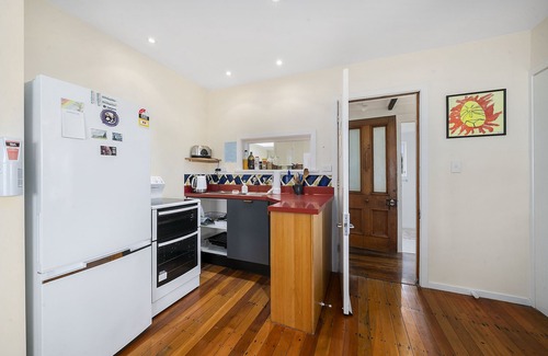 Paekakariki House | Ridge Top Views - Paekakariki Holiday Home