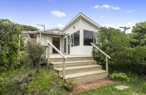 Paekakariki House | Ridge Top Views - Paekakariki Holiday Home