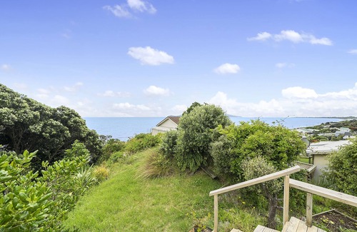 Paekakariki House | Ridge Top Views - Paekakariki Holiday Home