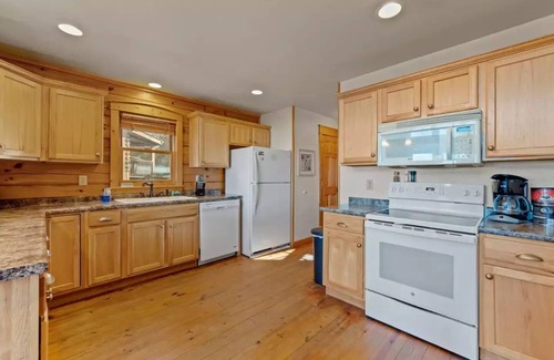 Wolf Laurel House | Ridgetop Retreat Views Fireplace